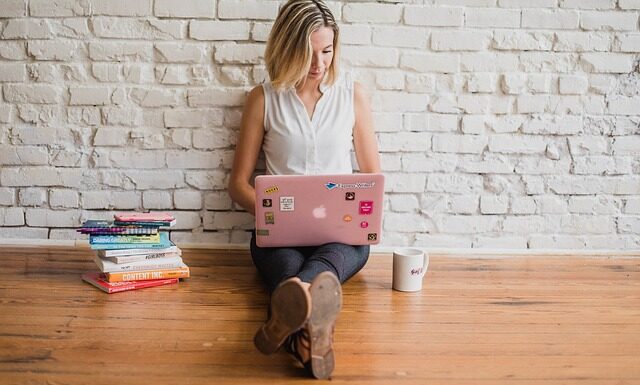 Z czego zrobić podłogę w kojcu dla psa?