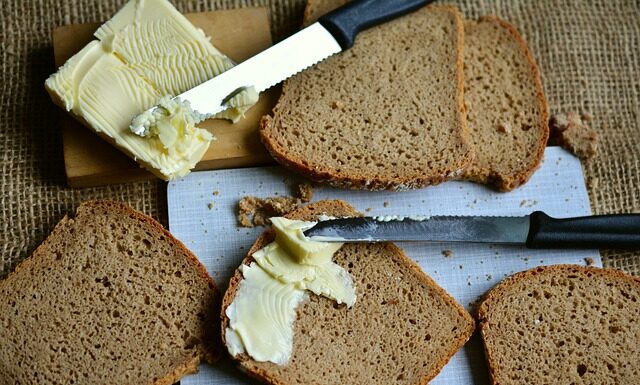 Czy smarować chleb jajkiem przed pieczeniem?