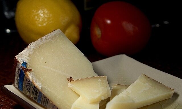 Czym się różni pecorino od parmezanu? Czym się różni pecorino od parmezanu?