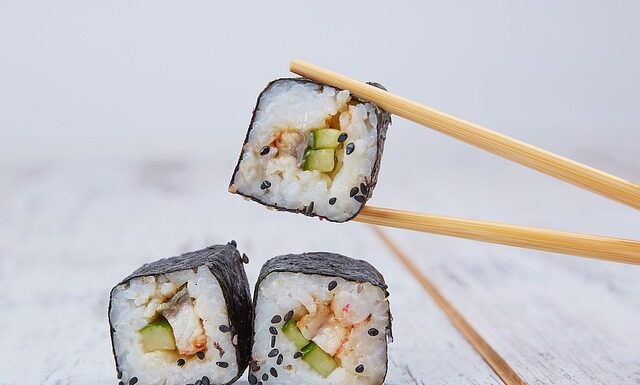 Jak powinno się jeść sushi?